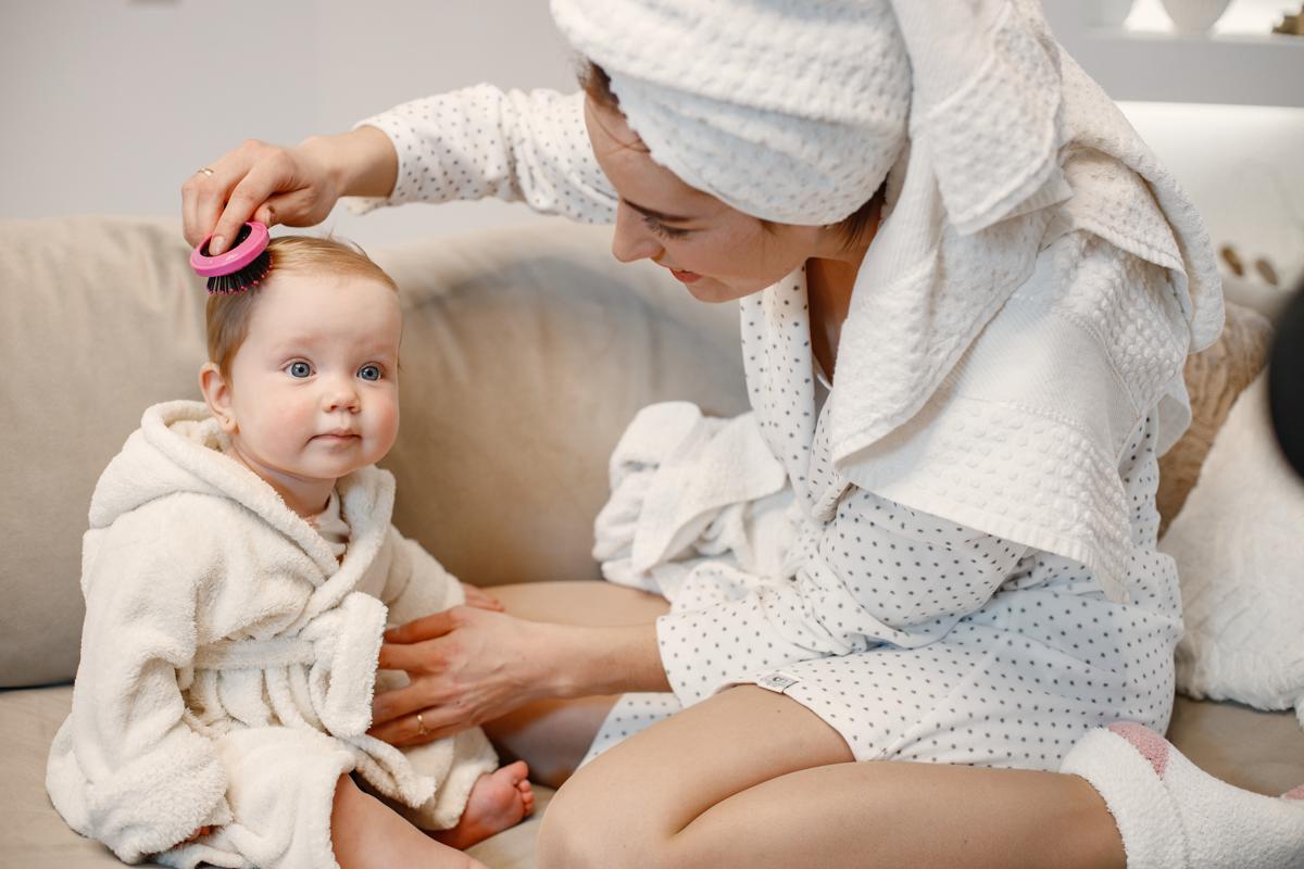 Andalan! 5 Cara Melebatkan Rambut Bayi dengan Vitamin Rambut Alami