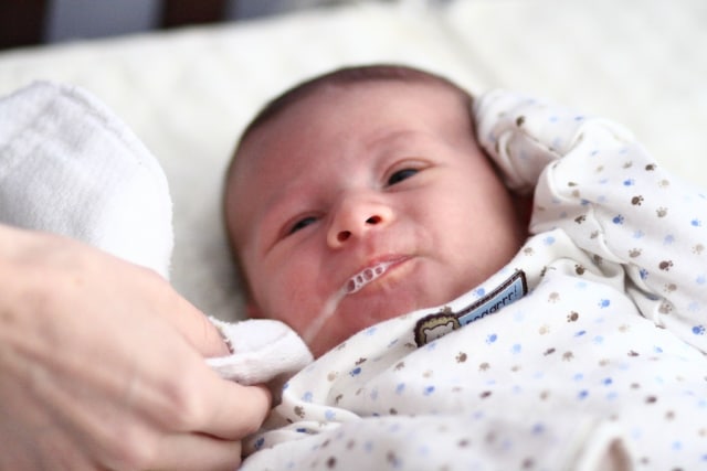 Penyebab Bayi Muntah Setelah Minum ASI, Lakukan Ini Untuk Menanganinya