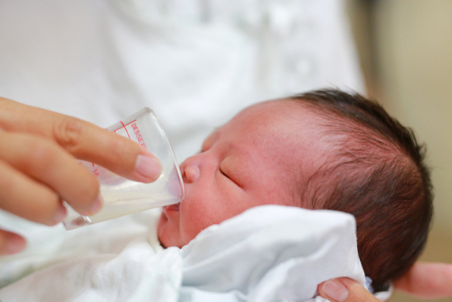 Cup Feeding, Salah Satu Metode Menyusui Untuk Mencegah Bingung Puting