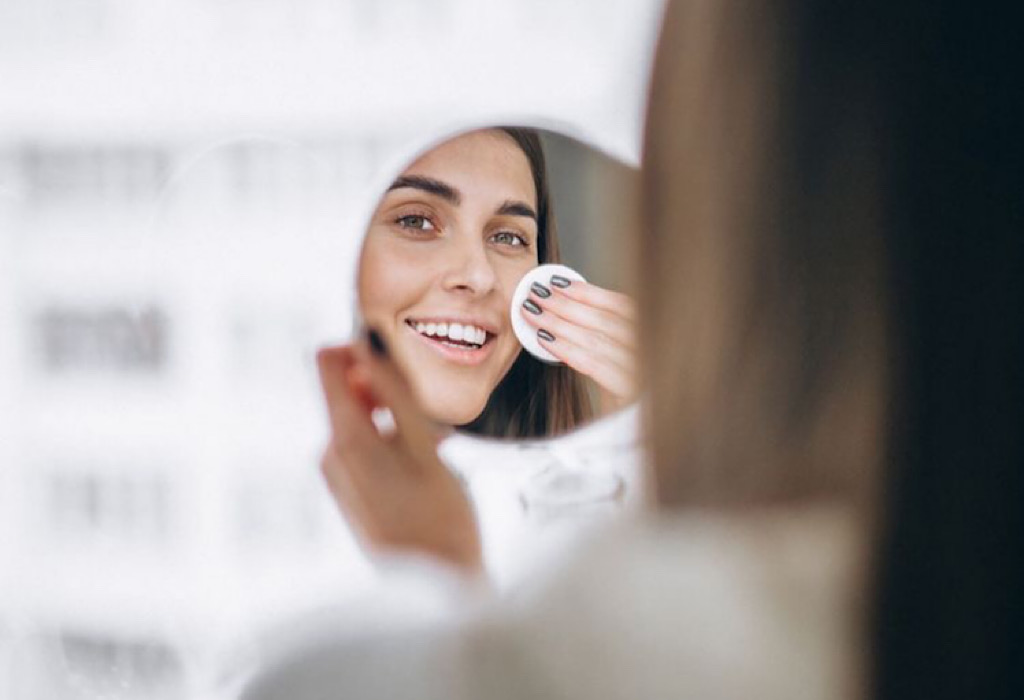 Bolehkah Ibu Hamil dan Ibu Menyusui Menggunakan Micellar Water? Simak Penjelasannya!