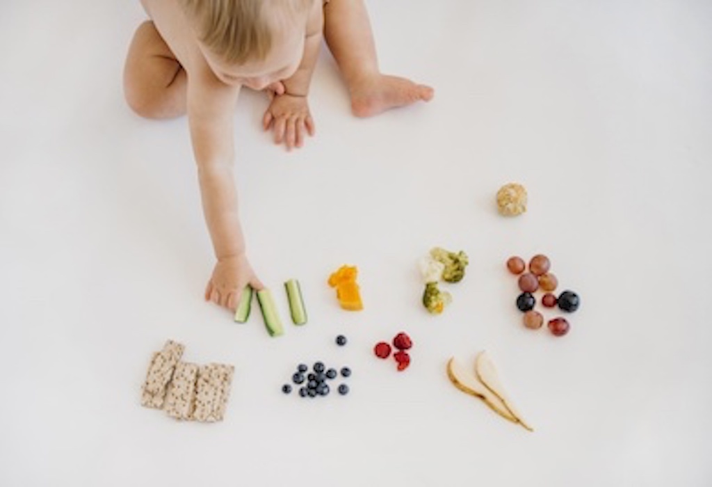 Gagasan Utama Baby-led Weaning, Bayi Berpartisipasi dalam Waktu Makan Keluarga