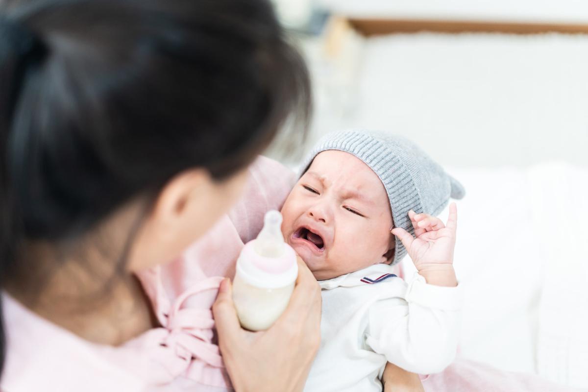 Ini 5 Penyebab Bayi Muntah Setelah Minum Susu Formula yang Perlu Moms Waspadai