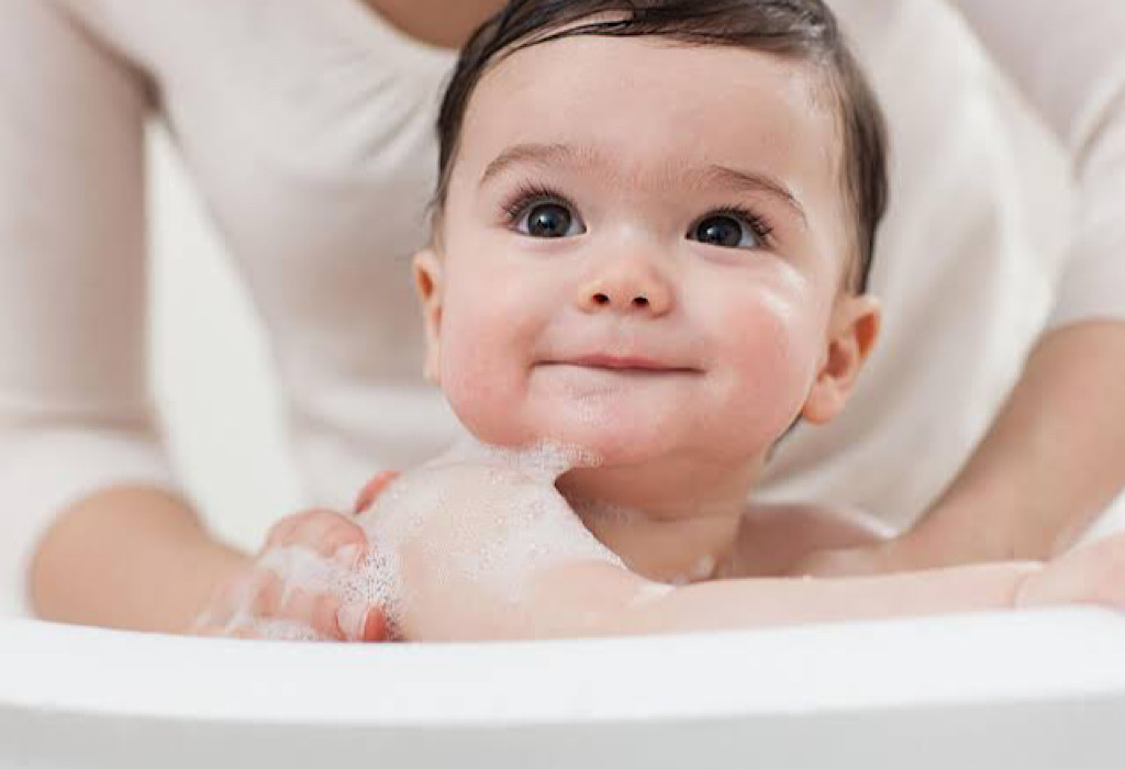 Bolehkah Bayi Mandi di Malam Hari? Ternyata Ada Manfaatnya Moms!