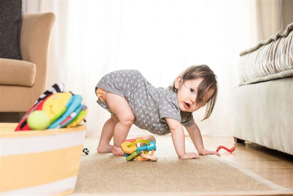 Perkembangan Bayi 9 Bulan: Bayi Semakin Aktif Merangkak, Berdiri, dan Menjelajah Sekitarnya