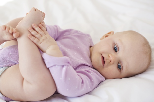 Tummy Time bagi Bayi itu Baik, Asalkan dalam Pengawasan Moms