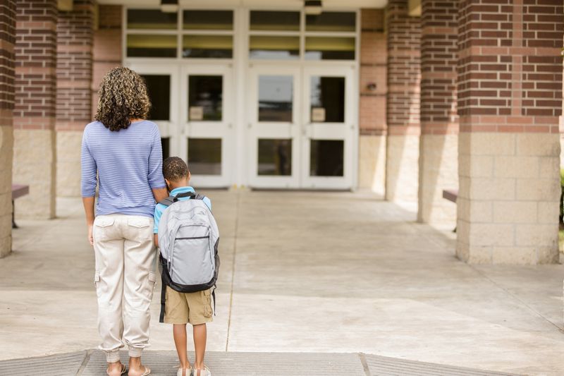 Anak Tidak Mau Sekolah? Jangan Khawatir Dulu, Moms!