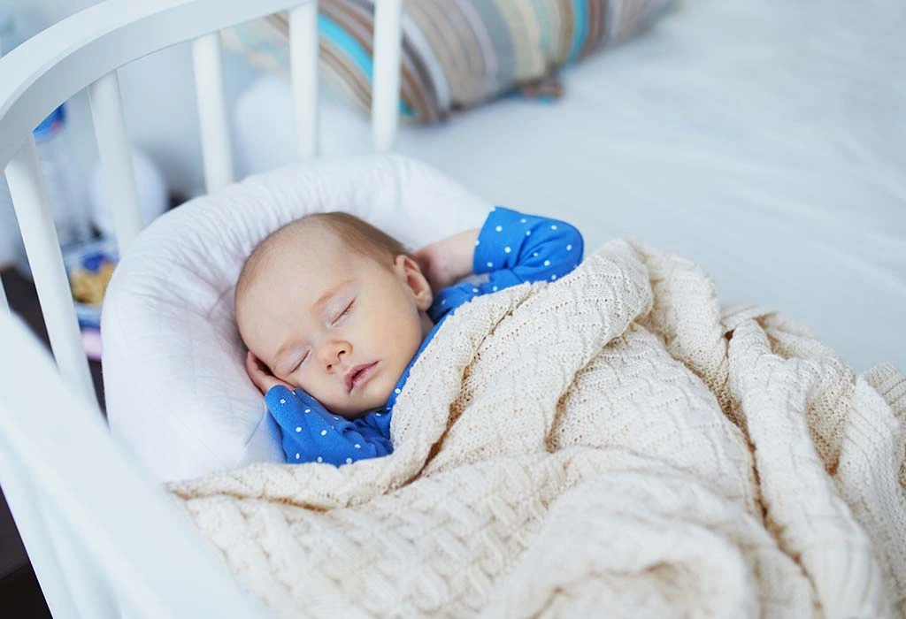 Keringat Dingin pada Bayi, Moms Harus Waspada dengan Penyebabnya