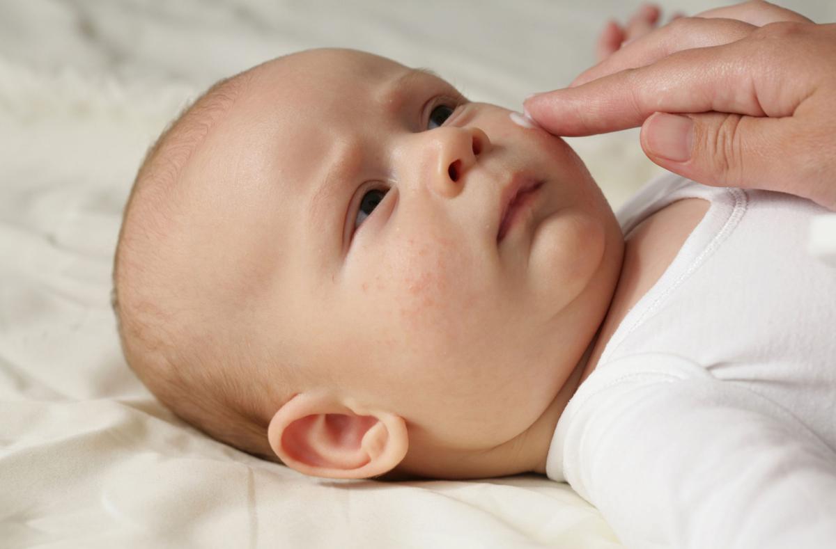 Tak Boleh Asal! Begini Cara Memakai Baby Cream untuk Wajah Bayi yang Baik dan Benar