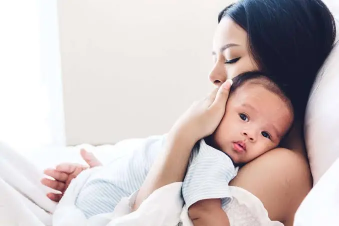 Pentingnya Kehangatan Fisik Antara Bayi dan Orang Tua