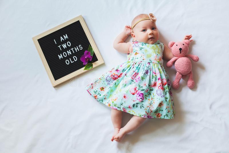 Perkembangan Bayi 2 Bulan: Bayi Mulai Bisa Memainkan dan Mengisap Jarinya