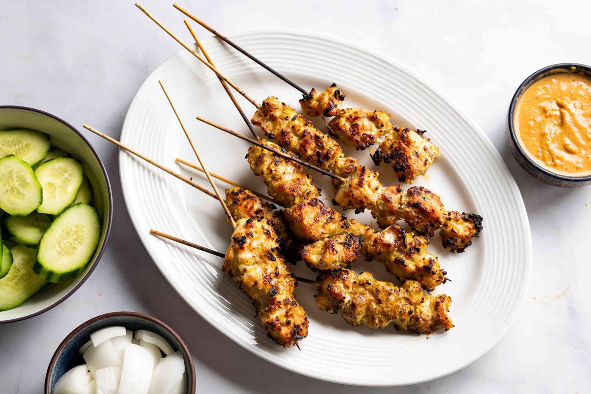 Bolehkah Ibu Menyusui Makan Sate Ayam? Simak Dampaknya Moms!