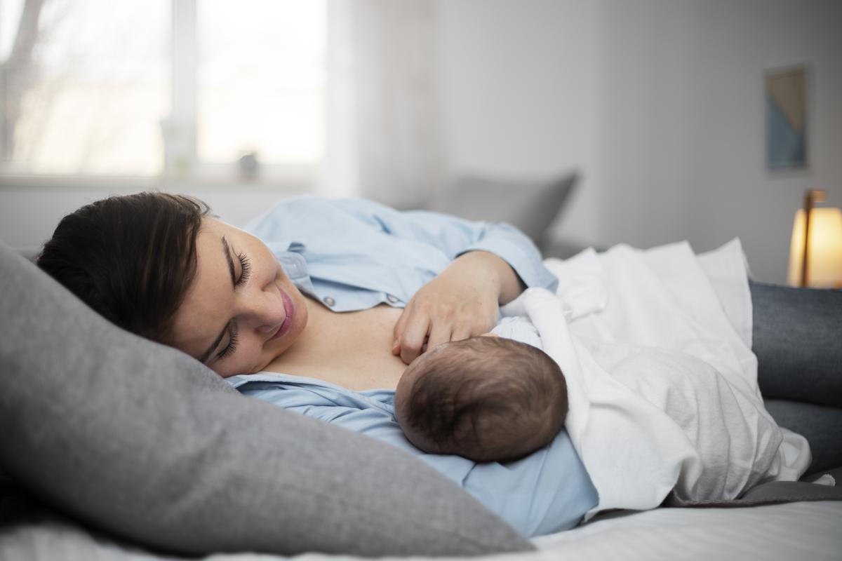 Aman untuk Ibu dan Bayi Baru Lahir! Ini Cara Menyusui Sambil Tiduran