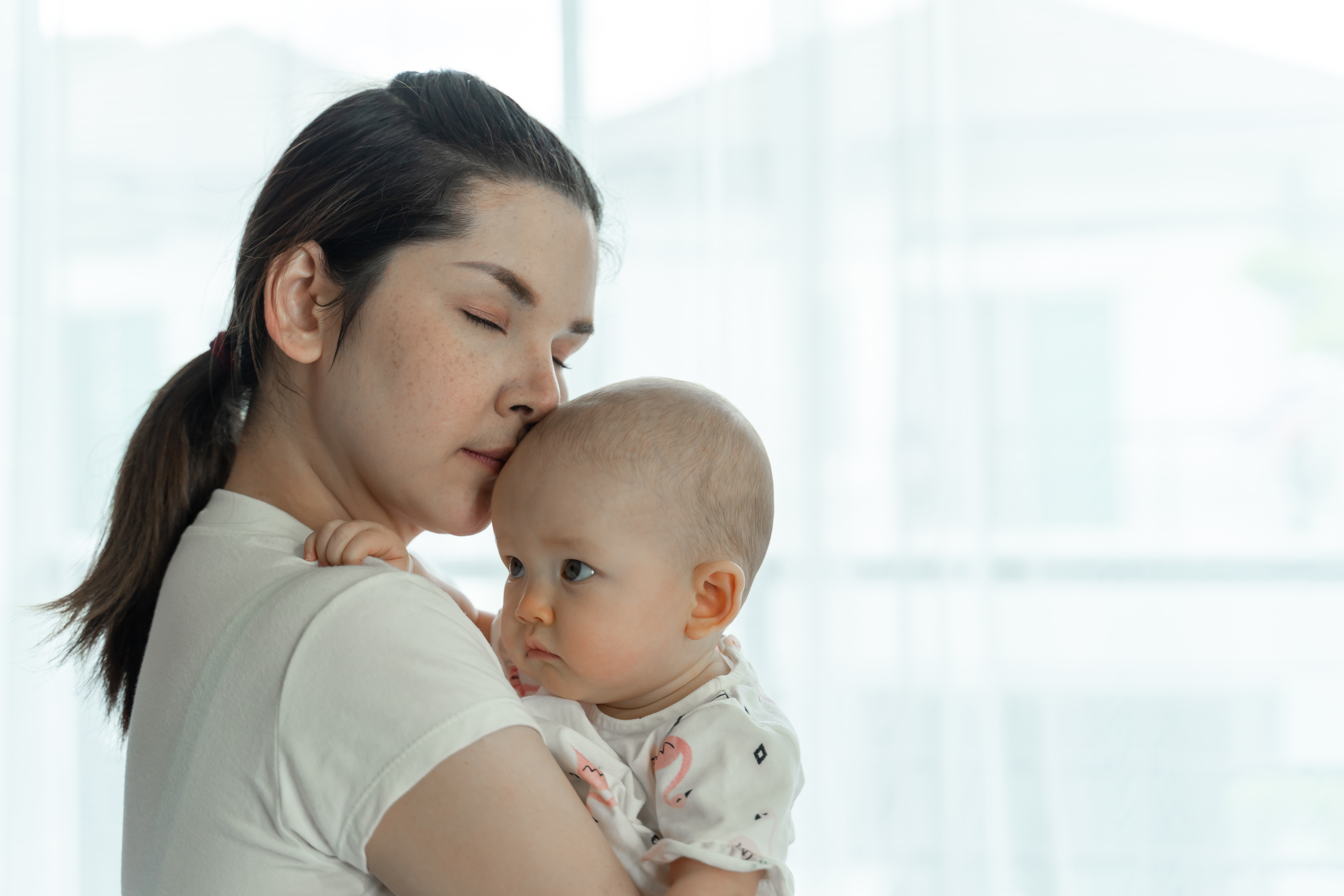 Pergelangan Tangan Nyeri Karena Terlalu Sering Menggendong Si Kecil, Bahaya Gak Ya?  Baca Ini Deh Parents!