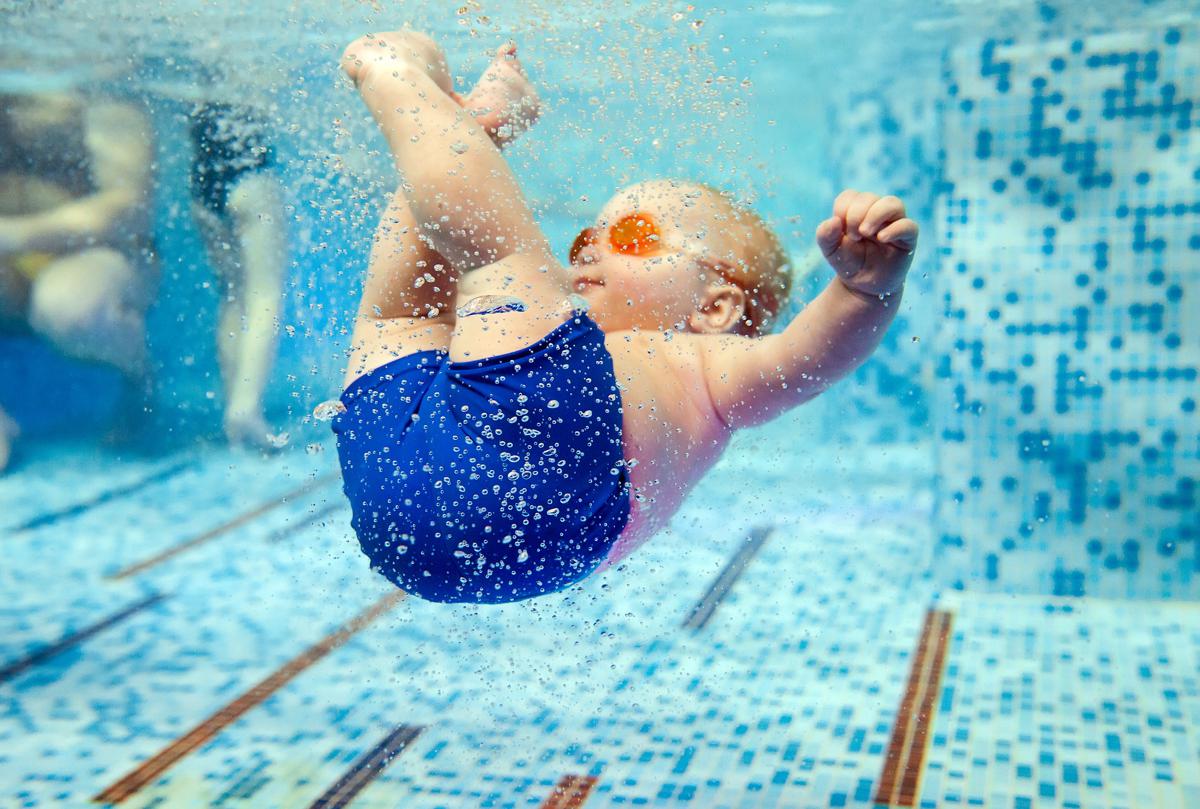 5 Manfaat Bayi Berenang, Salah Satunya untuk Olahraga Otot Si Kecil